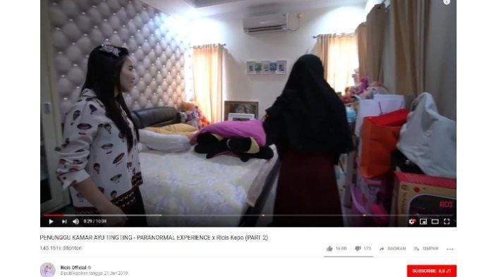 Ria Ricis memasuki kamar Ayu Ting Ting