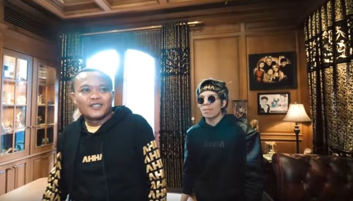 Sule menunjukan ruang kerjanya kepada Atta Halilintar