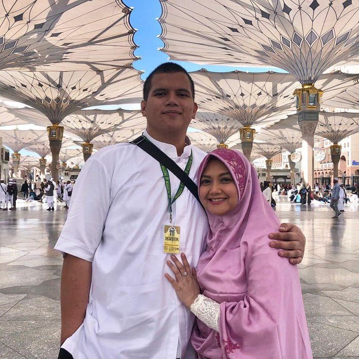 Unggahan Toddy saat ibadah umroh bersama Bella Saphira