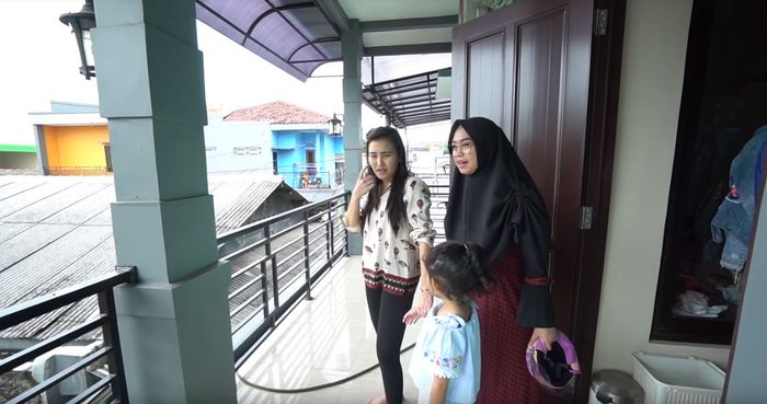 Teras lantai 2 rumah Ayu Ting Ting