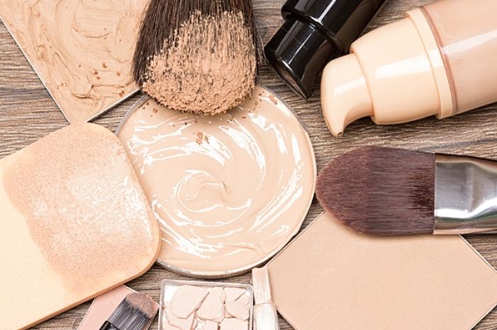 Menggunakan kuas makeup yang kotor dapat menyebabkan kulit wajah berjerawat