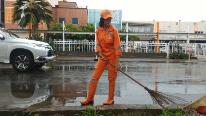 Selha Purba (21), satu diantara anggota PPSU berparas cantik yang tergabung di Kelurahan Kelapa Gading