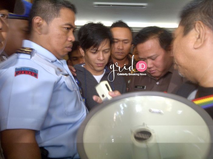 Ariel saat keluar dari gedung Kejaksaan Negeri bandung.