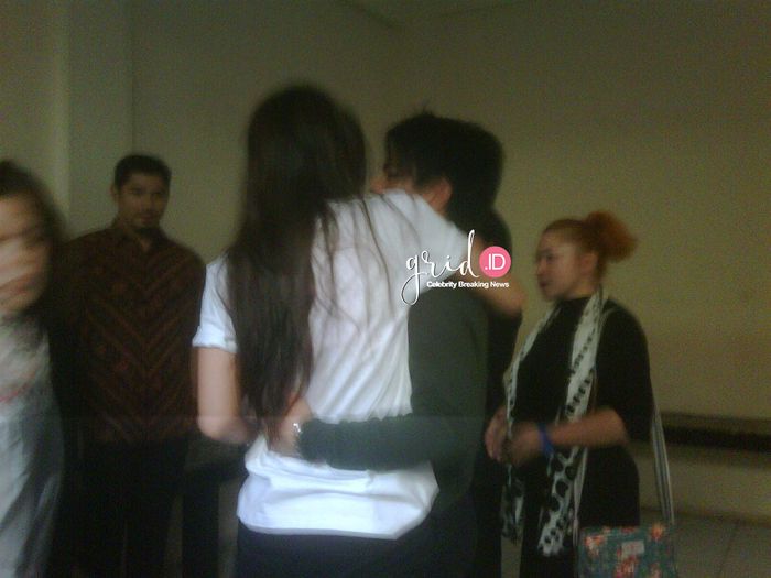 Luna Maya setia temani Ariel selama menjalani proses sidang di Pengadilan Negeri Bandung.