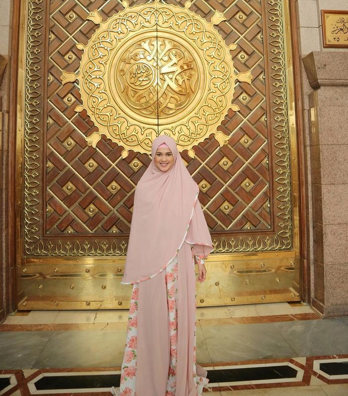 Penampilan gaya syar'i Cut Meyriska dengan busana gamis warna peach