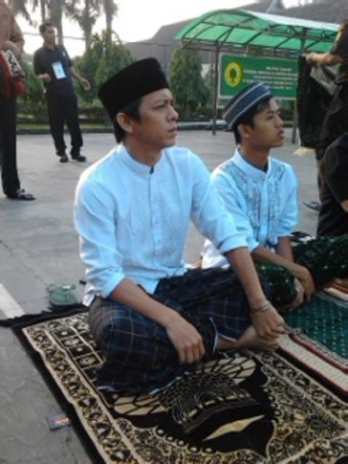 Momen ketika Ariel mendengarkan ceramah di rutan Kebon Waru saat merayakan hari raya.