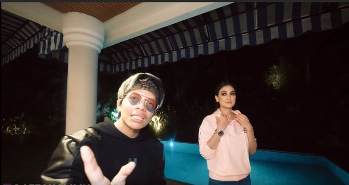 Bagian belakang rumah Luna Maya yang dilengkapi kolam renang dan taman
