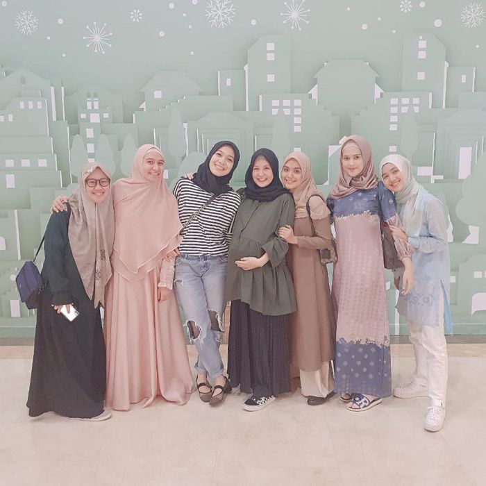 Penampilan gaya syar'i Cut Meyriska dengan busana gamis warna pastel