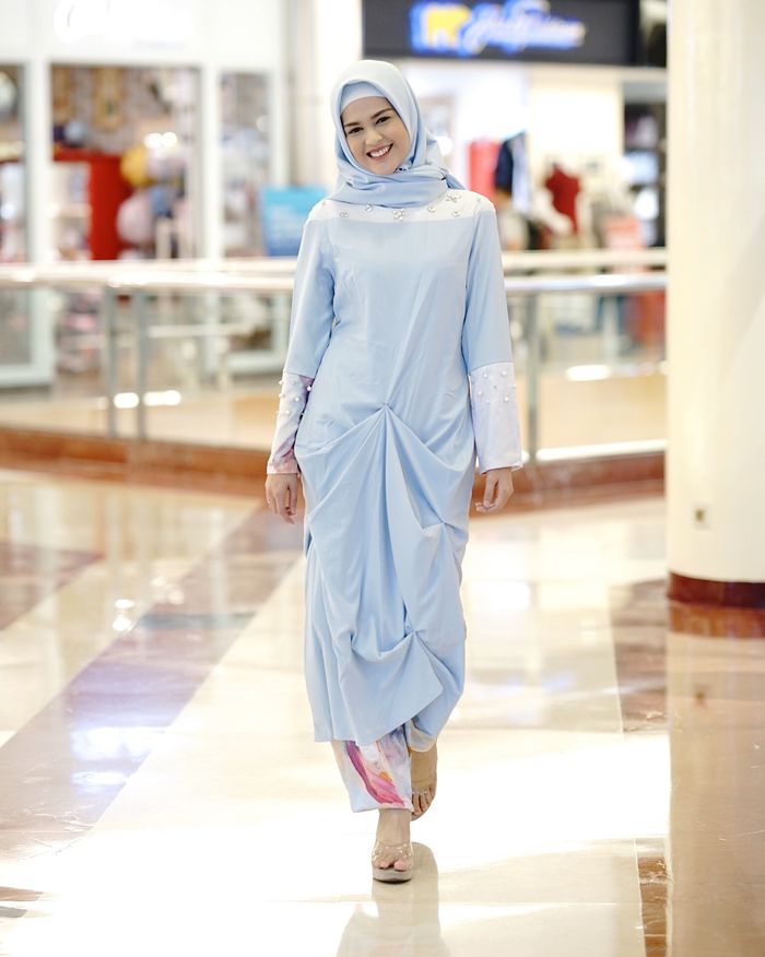 Penampilan gaya syar'i Cut Meyriska dengan busana gamis biru