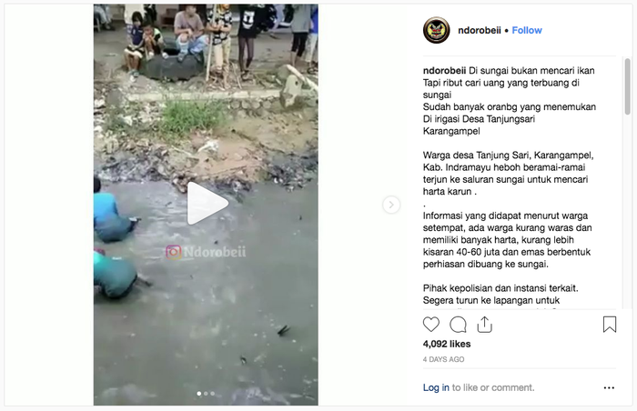 Warga beramai-ramai mengambil uang yang dibuang ke sungai oleh seorang perempuan di Indramayu