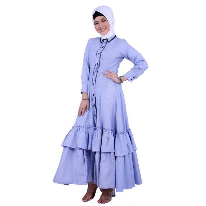 Penampilan gaya syar'i Cut Meyriska dengan busana gamis model layer