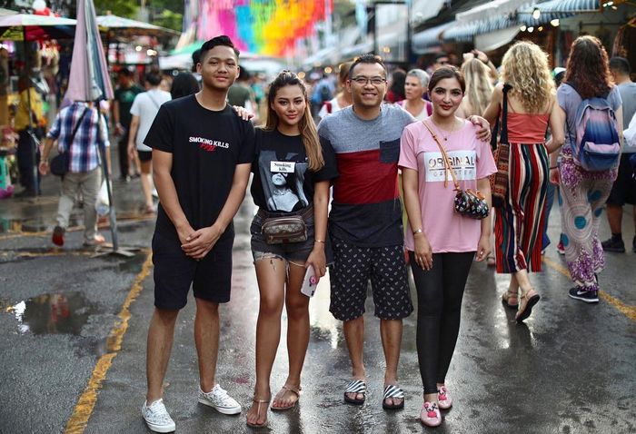 Berusia 20 Tahun, Gaya Seksi Aurel Hermansyah dengan Hot Pants Stylish Banget ! - Seksi dengan Hot Pants Saat Liburan