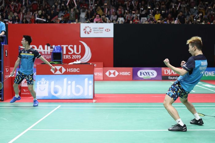 Pasangan ganda putra Indonesia, Marcus Fernaldi Gideon/Kevin Sanjaya Sukamuljo, melakukan selebrasi