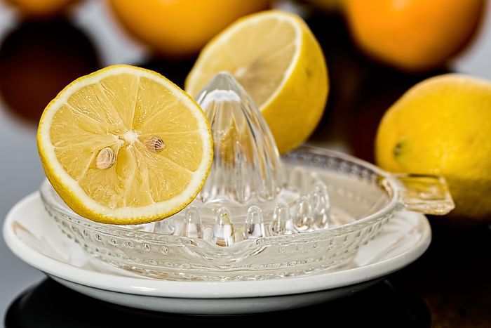 Lemon dengan air hangat juga mampu menyembukan flu