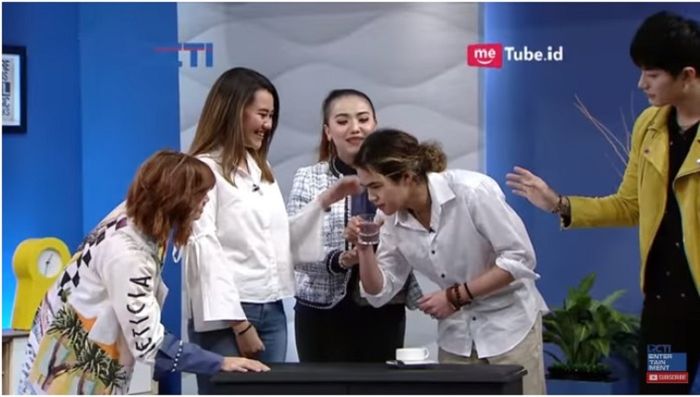 Dul Jelani membisikkan kalimat romantis agar Aaliyah Massaid jatuh cinta padanya
