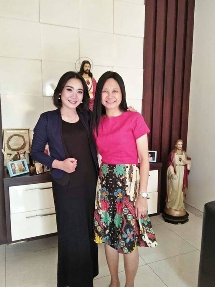 Ahok Bebas dari Penjara, Intip Gaya Bripda Puput Nastiti Devi (kiri) Saat Ibadah Bersama Keluarga Ah
