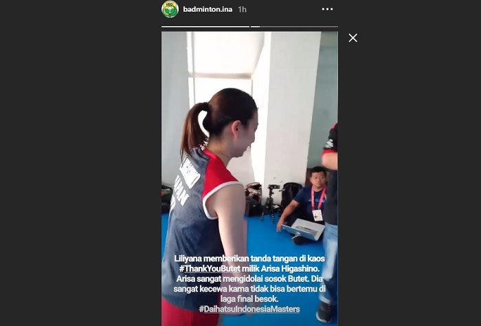 Pebulu tangkis putri Jepang, Arisa Higashino tengah menemui Liliyana Natsir pasca laga semi final Indonesia Masters 2019.