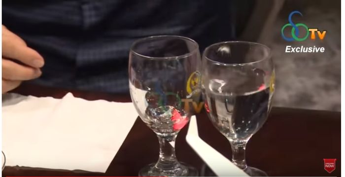 Cincin merah delima dicelupkan ke dalam air