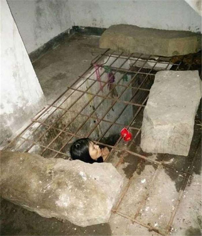 Momen Memilukan dan Mengerikan Ketika Seorang Wanita Dikurung di Bawah Tanah oleh Keluarganya Sendiri