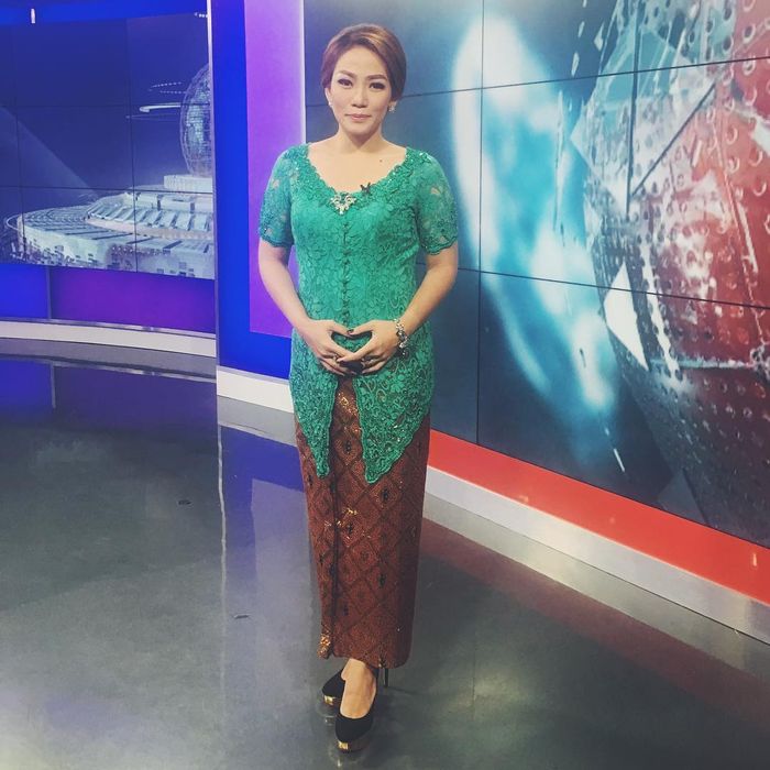 Moderator Debat Capres 2019 Tahap Kedua Anisha Dasuki dengan Deretan Outfit Kebaya Hijau