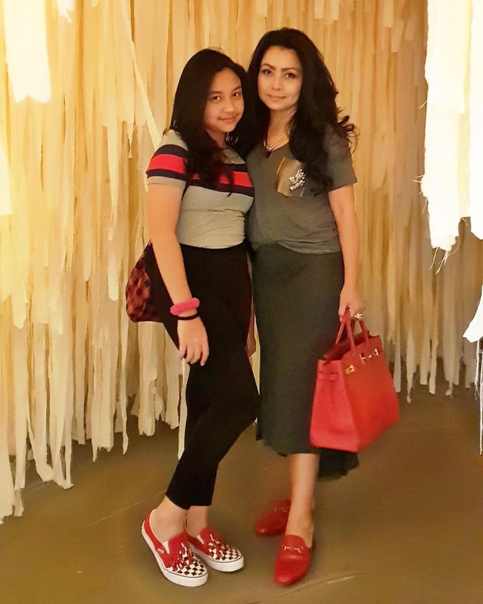 Gaya Kompak Mayangsari dan Sang Putri, Khirani Trihatmodjo dengan Kaus