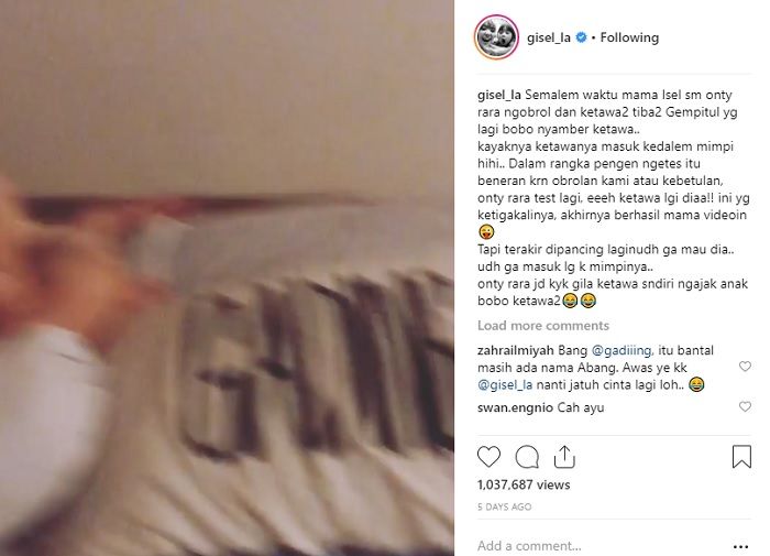 Bantal Gading di kamar Gisel