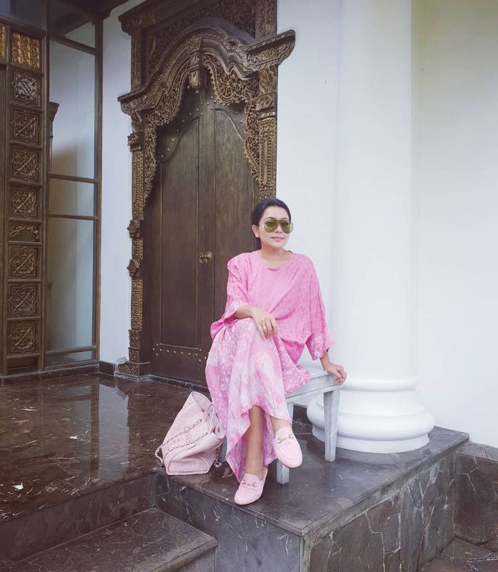 Gaya Modis Busana Batik ala Mayangsari Istri Bambang Trihatmodjo