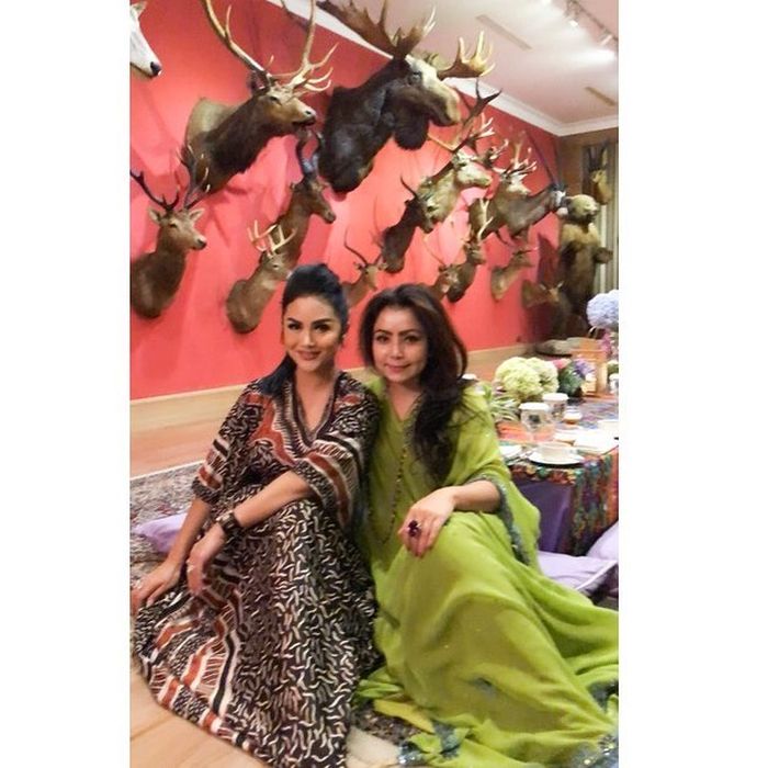 Beda gaya Mayangsari vs Krisdayanti saat sama-sama kenakan kaftan