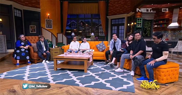 Andre Taulany membawa setandan pisang