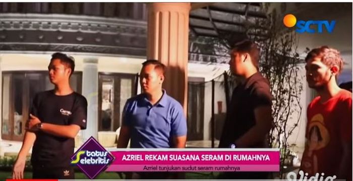 Azriel saat menunjukkan lokasi angker dirumahnya