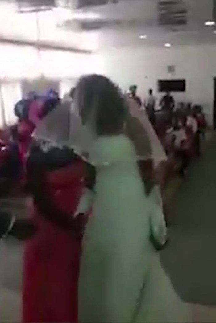 Seorang tamu menenangkan pengantin wanita simpanan