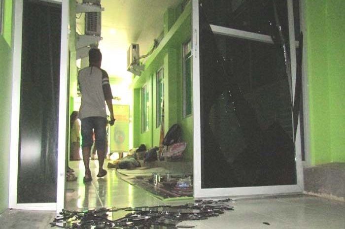 Kaca pintu di RSUD Cut Nyak Dhien, Meulaboh, Aceh Barat dipecahkan. 