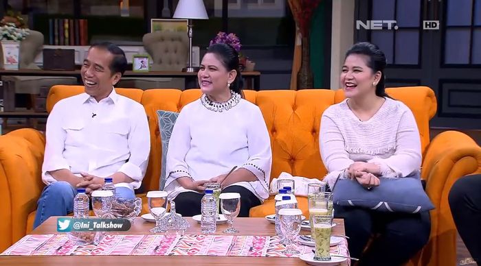 Ibu Iriana Jokowi dan Kahiyang Ayu terlihat tampil kompak mengenakan blouse berwarna putih di sebuah acara variety show televisi