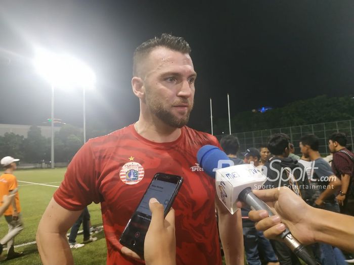 Penyerang Persija Jakarta, Marko Simic menjawab pertanyaan wartawan di Lapangan Rugby, Senayan, Jakarta, Senin (28/1/2019).
