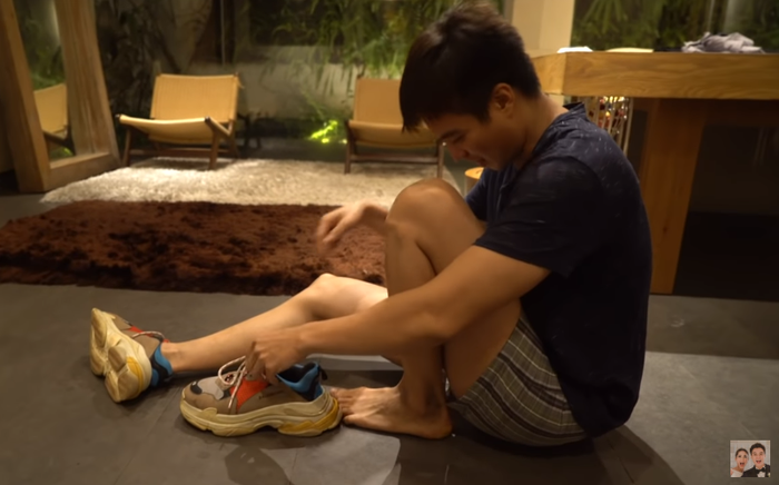 Baim Wong mencoba menggunakan sepatu milik Raffi Ahmad yang ditukarnya