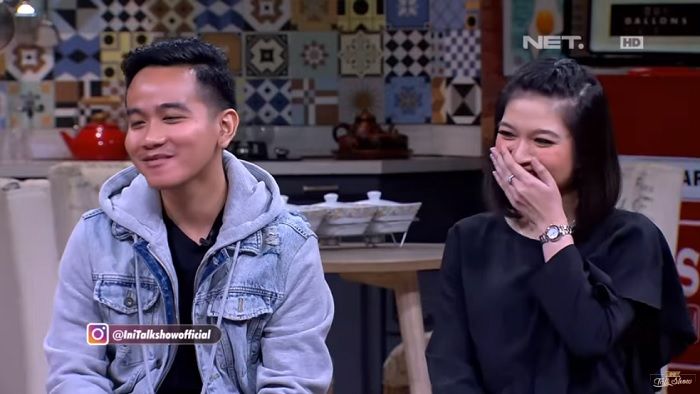 Selvi Ananda, menutup mulut saat tertawa