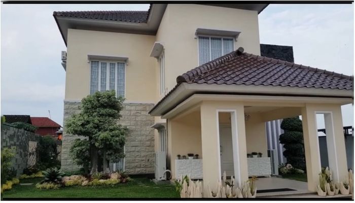 Tampilan luar rumah Bu Dendy
