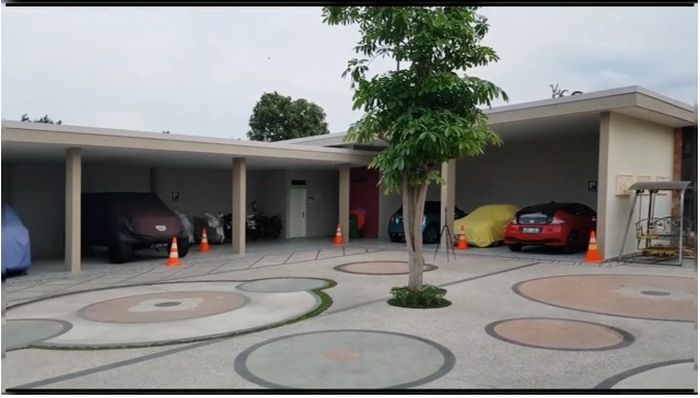 Garasi Rumah Bu Dendy