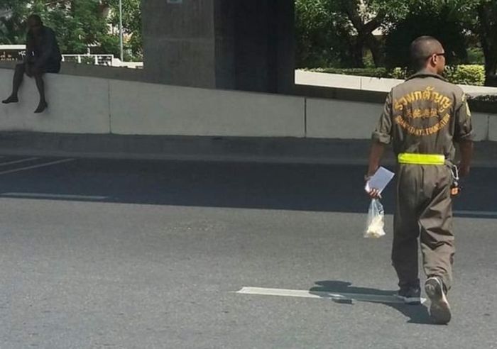 Seorang pria datang dan menghampiri pria ini di pinggiran jalan
