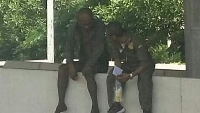 Pria ini kemudian duduk dan berbincang dengan paman yang menunggu anak perempuannya