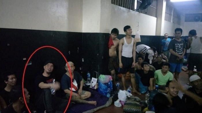  Ahmad Dhani berada di Rutan Cipinang yang berbau pesing.