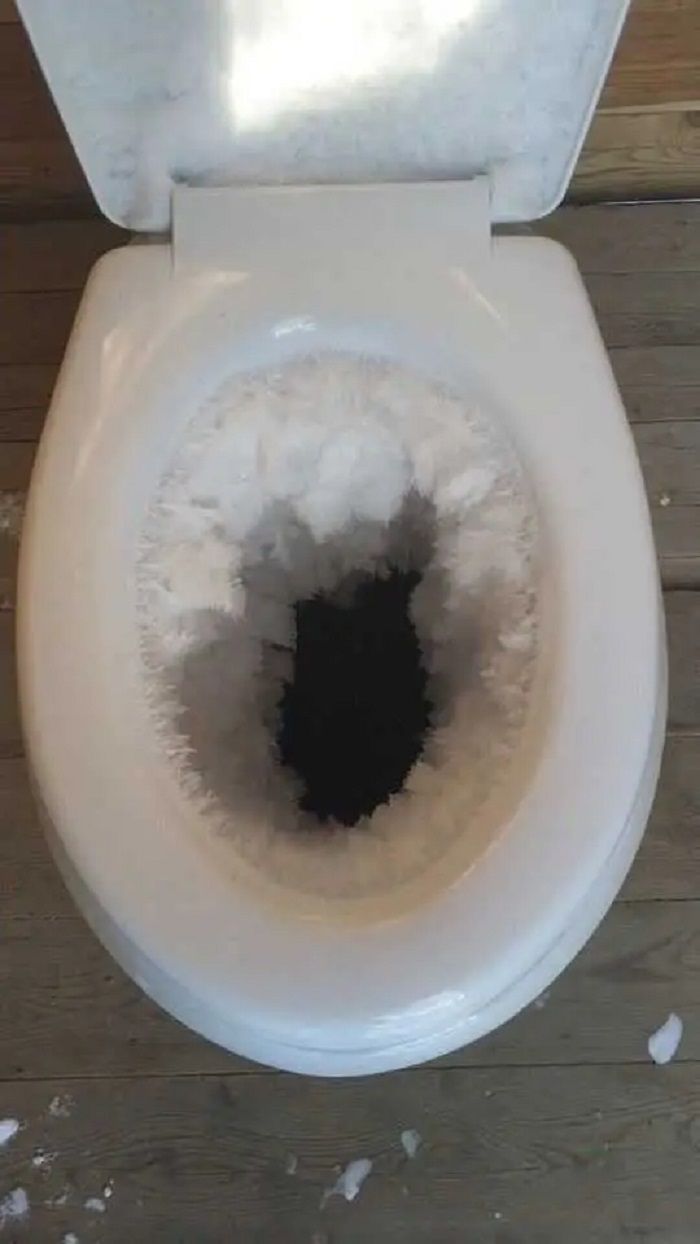Toilet beku (Colin Lovequist / Via Twitter: @LoungeCKRM)