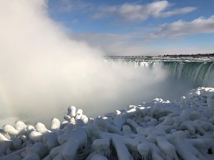 Pemandangan Air Terjun Niagara yang membentuk bongkahan es besar