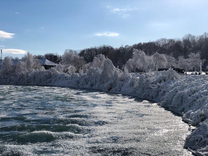 Pemandangan Air Terjun Niagara yang beku akibat suhu dingin melebihi Antartika.