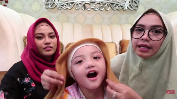 Antusias Arsy membuat tutorial hijab