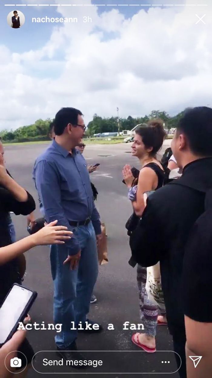Ahok pulang ke Belitung. Dimintai foto saat di Bandara