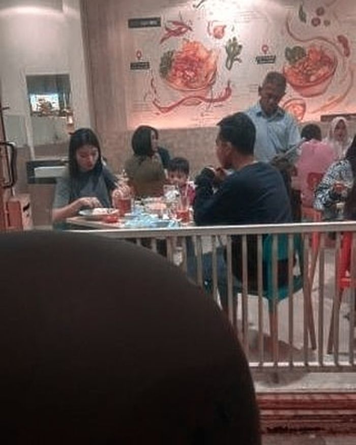 Penampilan Selvi Ananda Saat Makan Malam di Malang