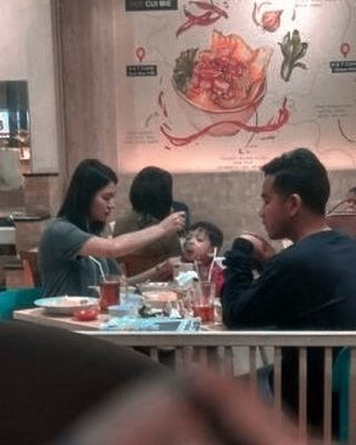 Penampilan Selvi Ananda Saat Makan Malam di Malang