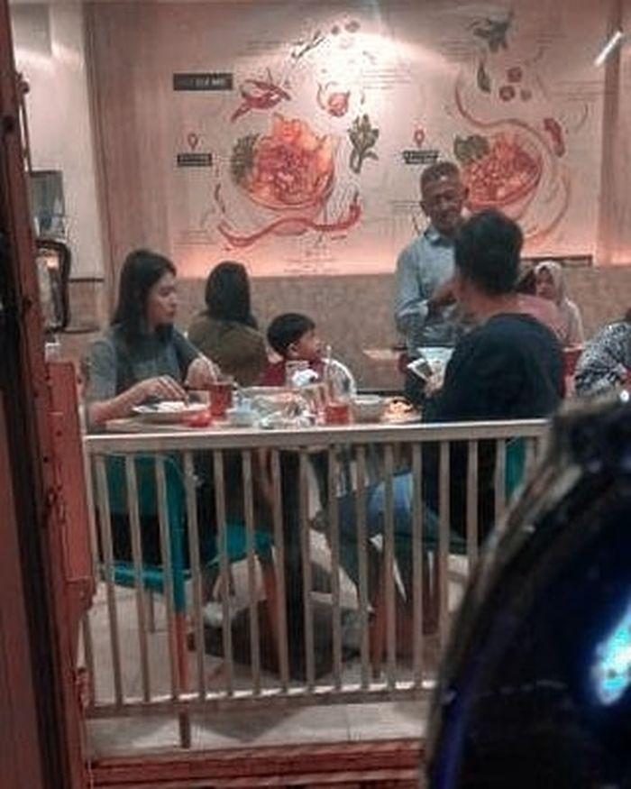 Penampilan Selvi Ananda Saat Makan Malam di Malang