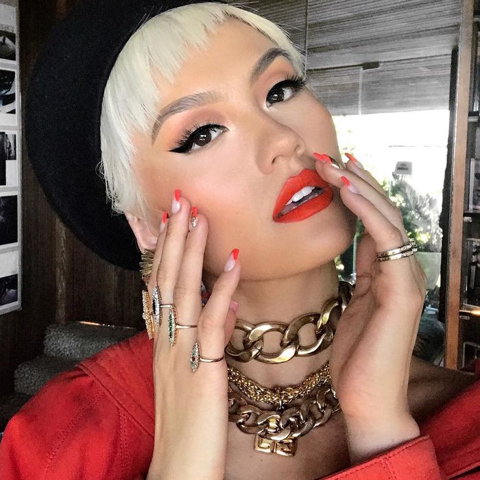 Agnez Mo tampil imut dengan gigi kelinci alami
